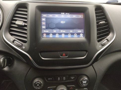 Used 2019 Jeep Cherokee Latitude w/ Popular Appearance Group FWD image 25