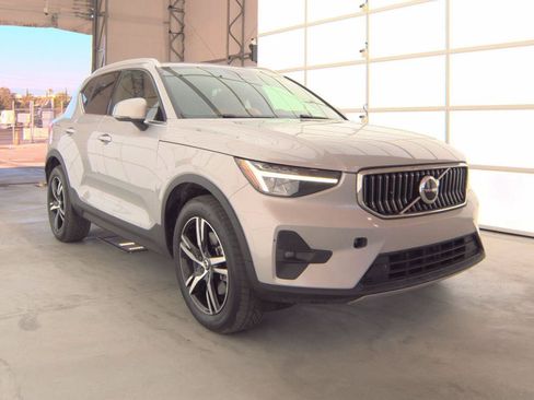 Used 2023 Volvo XC40 B5 Plus AWD/4WD image 2