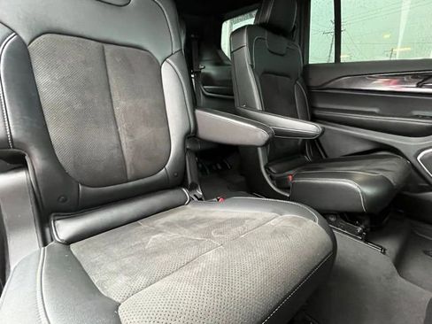 Used 2022 Jeep Grand Cherokee L Laredo image 30