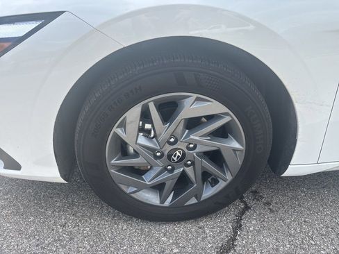 Used 2025 Hyundai Elantra Blue image 9