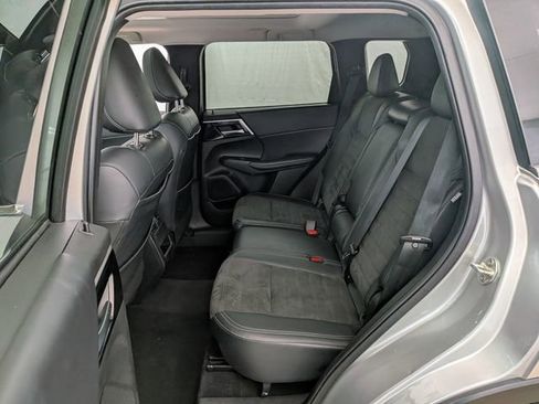 Used 2024 Mitsubishi Outlander SE image 17