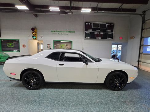 Used 2016 Dodge Challenger SXT Plus image 5