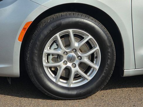Used 2024 Chrysler Pacifica Touring-L FWD image 33