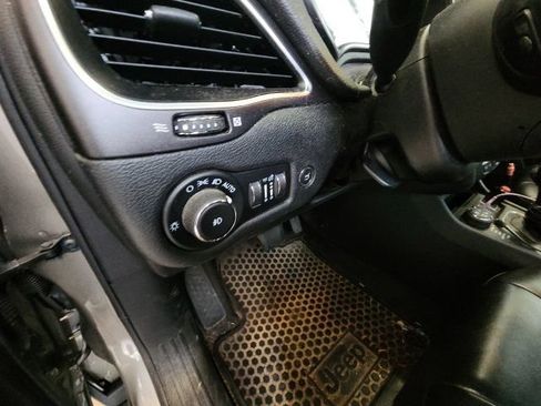 Used 2021 Jeep Cherokee Trailhawk w/ Sun, Sound & Nav Group AWD/4WD image 24