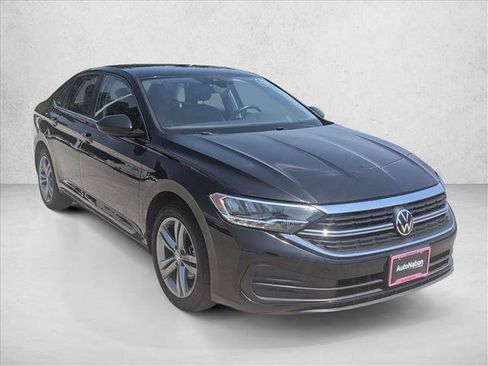Used 2024 Volkswagen Jetta SE FWD image 3