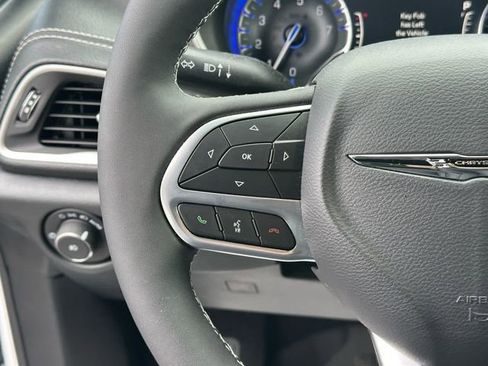 Used 2025 Chrysler Pacifica Select AWD/4WD image 14