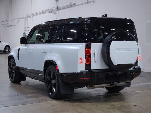 Used 2024 Land Rover Defender 130 X-Dynamic SE AWD/4WD image 11