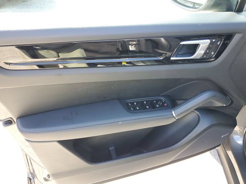 Used 2022 Porsche Cayenne AWD/4WD image 17