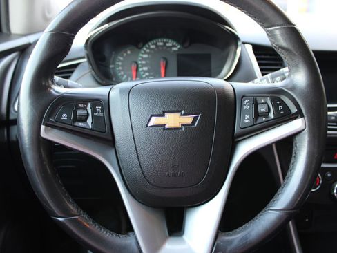 Used 2021 Chevrolet Trax LT w/ LT Convenience Package image 16