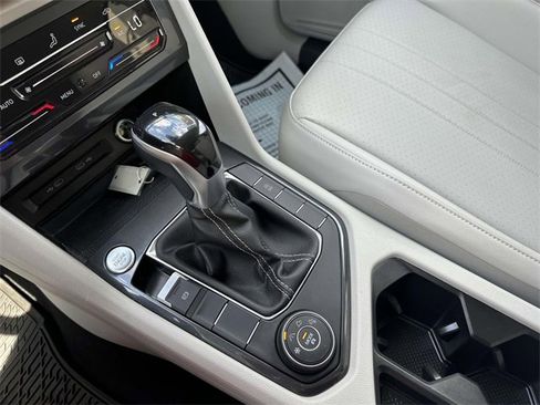 Certified 2022 Volkswagen Tiguan SE image 33
