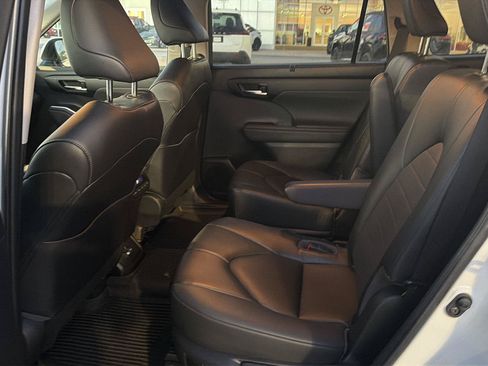 Used 2023 Toyota Highlander XLE FWD image 11