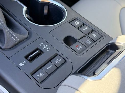 Used 2023 Toyota Highlander XLE image 17