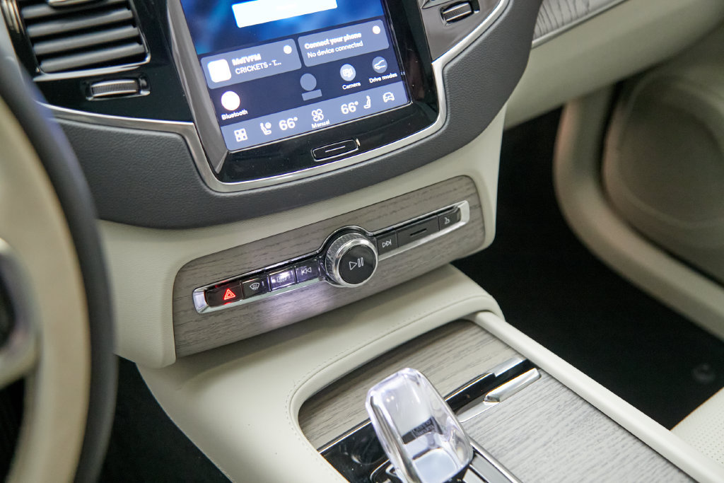 Certified 2025 Volvo XC90 T8 Ultra w/ Protection Package Premier AWD/4WD image 16