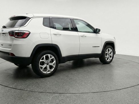 Used 2025 Jeep Compass Latitude AWD/4WD image 9