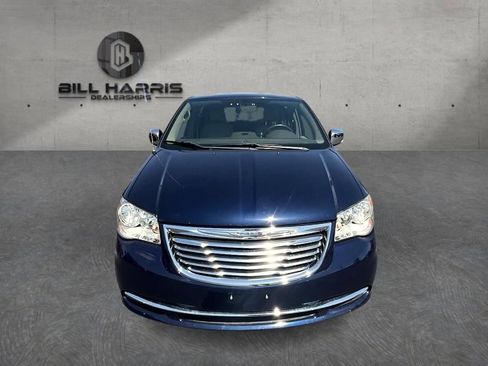 Used 2014 Chrysler Town & Country Touring-L w/ Driver Convenience Group FWD image 2