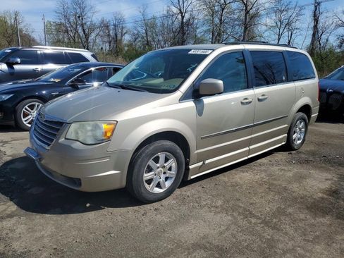 Used 2009 Chrysler Town & Country Touring w/ Family Value Group FWD image 3