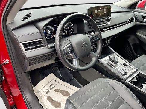 Used 2023 Mitsubishi Outlander SE image 8