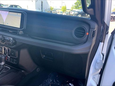 Certified 2025 Jeep Gladiator Mojave w/ Convenience Group AWD/4WD image 18