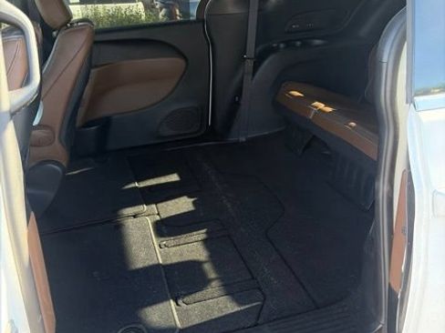 Used 2017 Chrysler Pacifica Limited w/ UConnect Theater Package FWD image 5