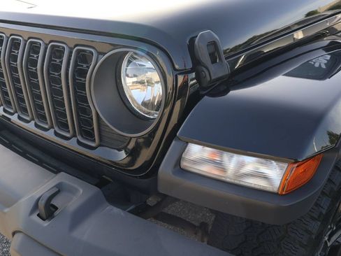 Used 2024 Jeep Gladiator Sport AWD/4WD image 3
