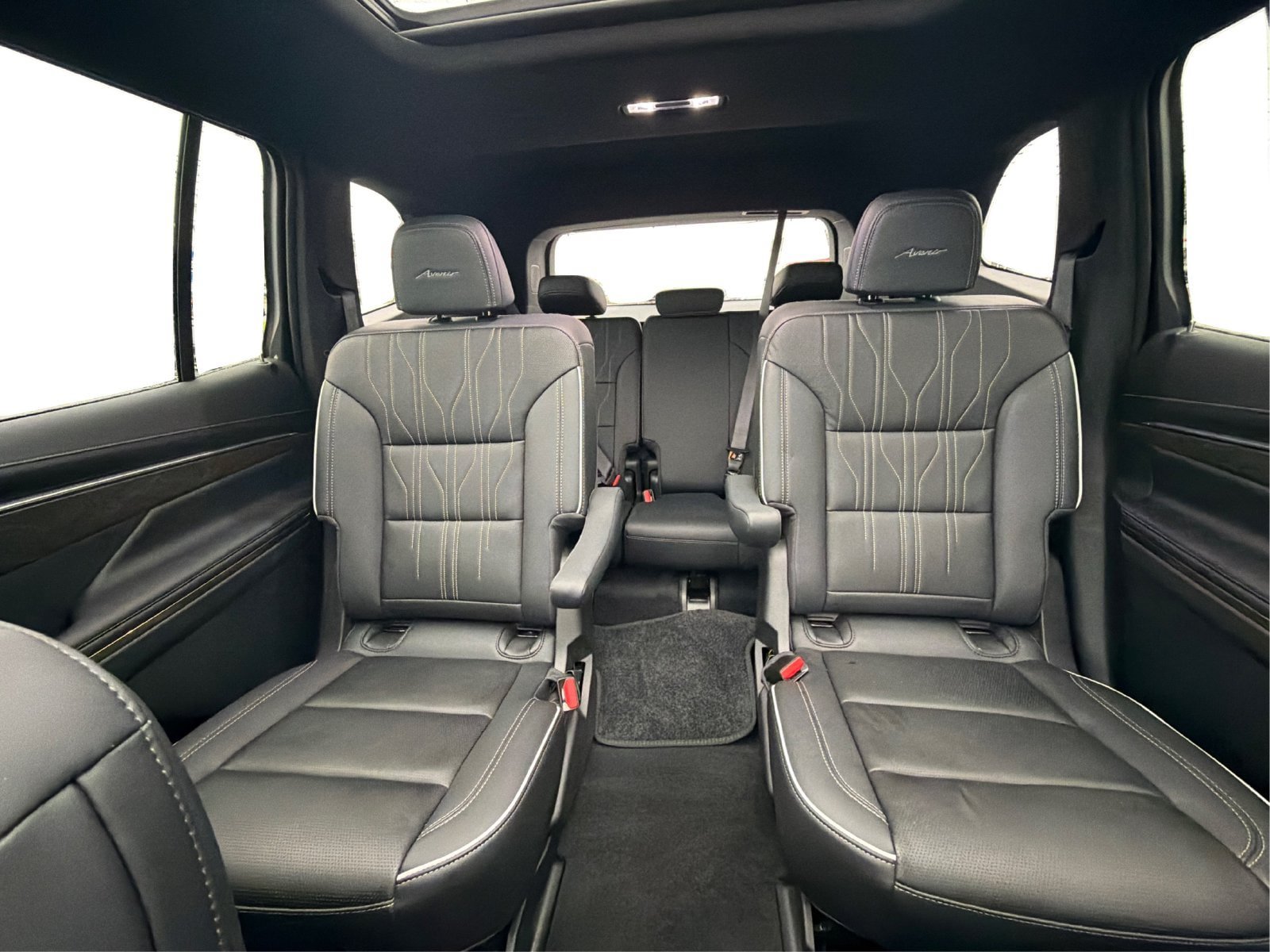 Used 2025 Buick Enclave Avenir AWD/4WD image 15