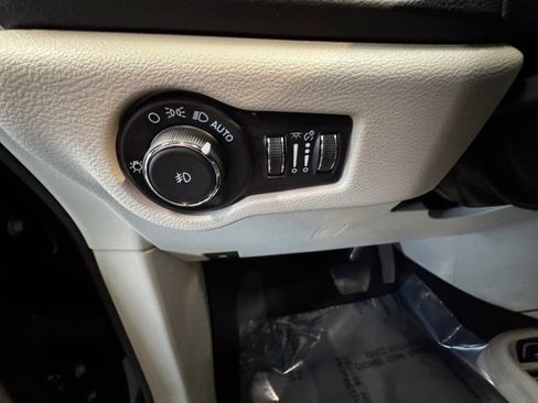 Used 2023 Chrysler Pacifica Touring-L image 22