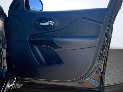 Used 2023 Jeep Cherokee Altitude Lux image 24