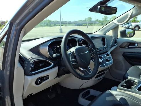 Used 2023 Chrysler Pacifica Touring-L AWD/4WD image 9