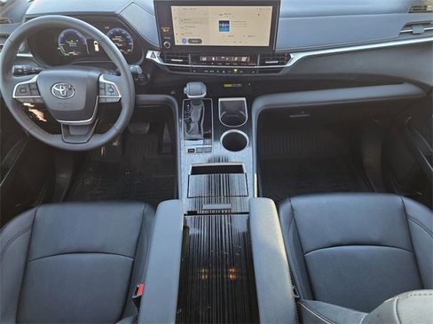 Used 2025 Toyota Sienna XLE Woodland Edition image 21