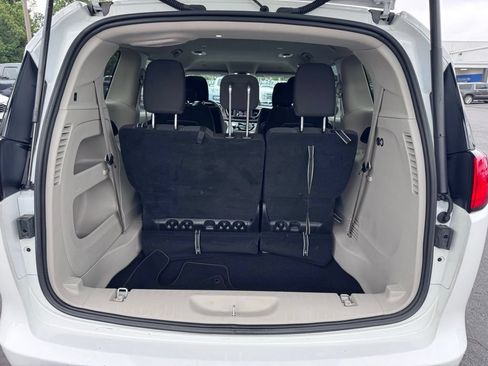 Used 2023 Chrysler Voyager LX FWD image 15