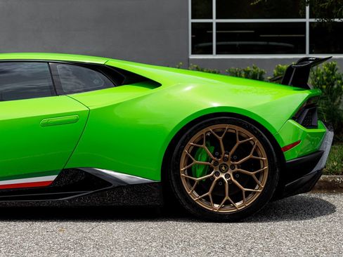 Used 2018 Lamborghini Huracan Performante AWD/4WD image 31