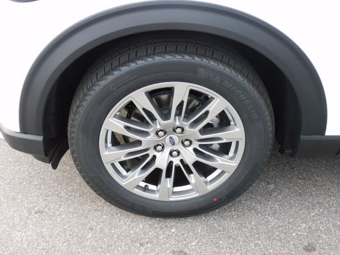 New 2025 Ford Explorer Platinum image 9