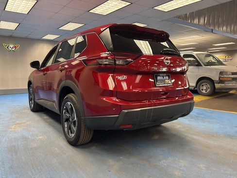 Used 2025 Nissan Rogue SV image 10