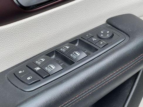 Used 2017 Chrysler Pacifica Limited FWD image 19
