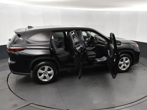 Used 2025 Toyota Highlander LE FWD image 6