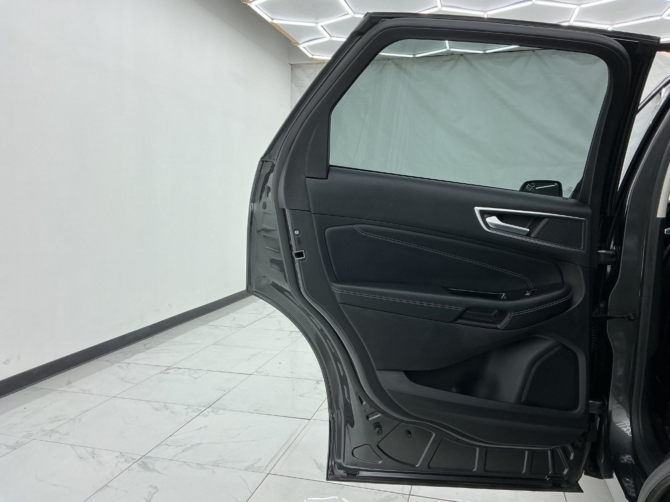 Used 2018 Ford Edge Titanium w/ Technology Package FWD image 24