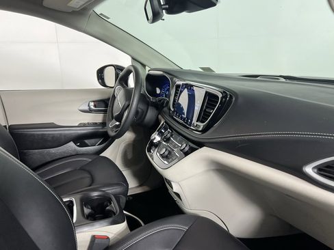 Certified 2024 Chrysler Pacifica Select image 31