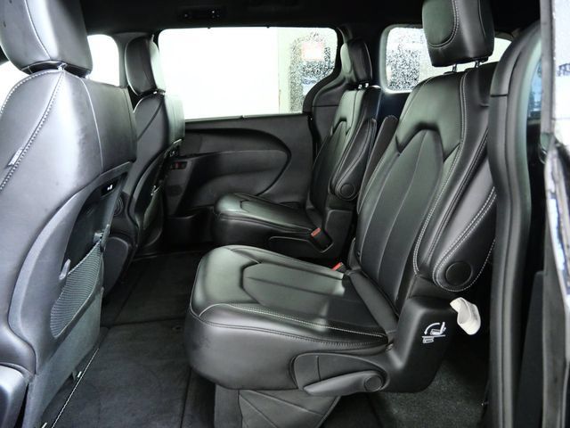 Used 2025 Chrysler Pacifica Select FWD image 13