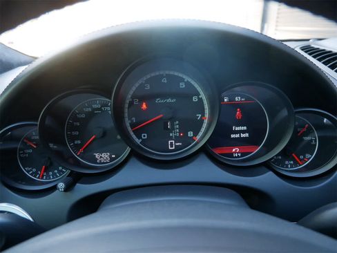 Used 2014 Porsche Cayenne Turbo image 23