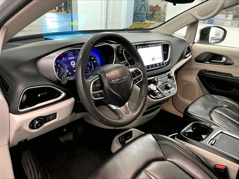 Used 2023 Chrysler Pacifica Touring-L FWD image 8