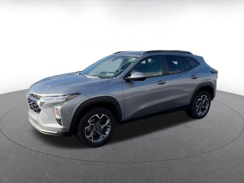 Used 2025 Chevrolet Trax LT image 11