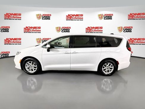 Used 2023 Chrysler Pacifica Touring-L FWD image 13