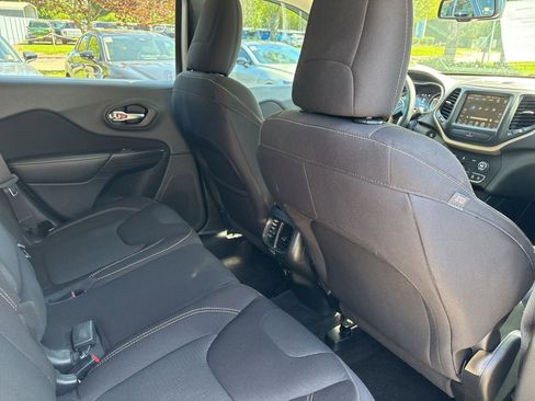 Used 2016 Jeep Cherokee Latitude w/ Comfort/Convenience Group AWD/4WD image 14