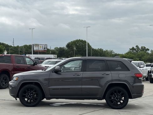 Used 2018 Jeep Grand Cherokee Altitude RWD image 3