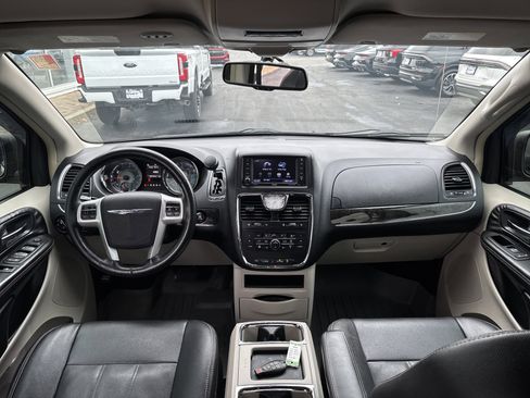 Used 2015 Chrysler Town & Country Touring w/ Driver Convenience Group image 2