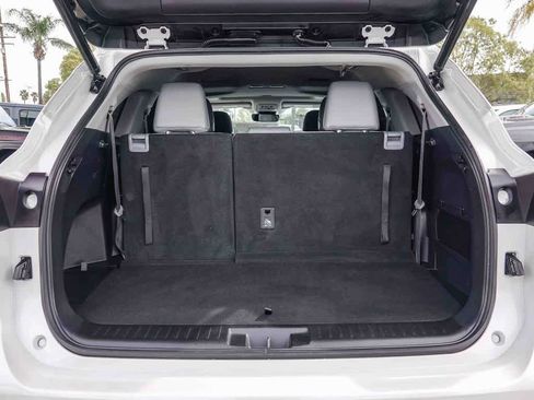 Used 2021 Toyota Highlander XLE image 25