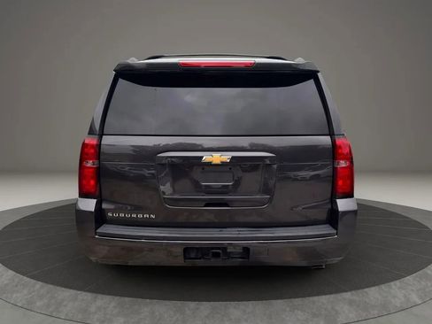 Used 2018 Chevrolet Suburban LT RWD image 4