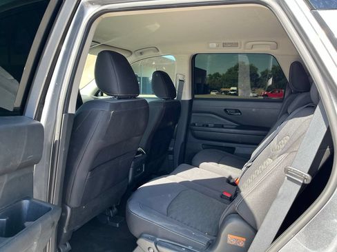 Used 2024 Nissan Pathfinder SV FWD image 15