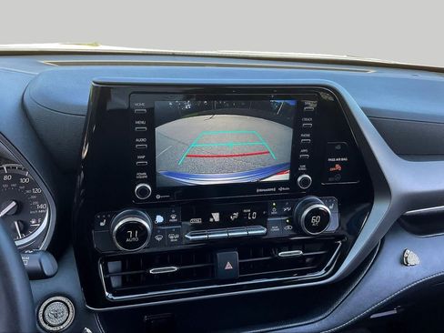Used 2022 Toyota Highlander XLE FWD image 27
