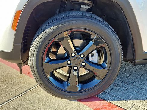 Used 2024 Jeep Grand Cherokee Altitude image 5